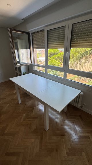 Mesa de comedor blanca de madera extensible