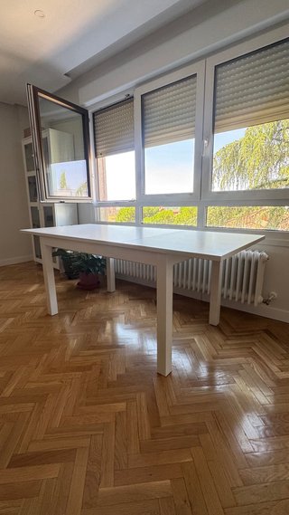 Mesa de comedor blanca de madera extensible
