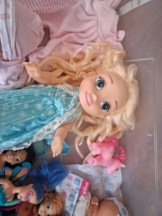 Lote de muñecas y accesorios
