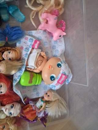 Lote de muñecas y accesorios