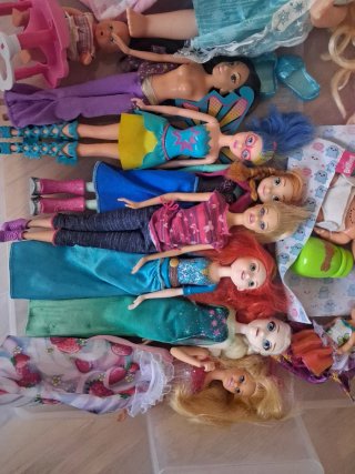 Lote de muñecas y accesorios