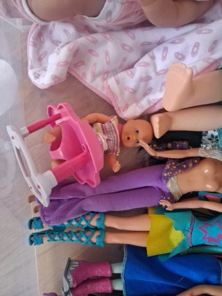 Lote de muñecas y accesorios