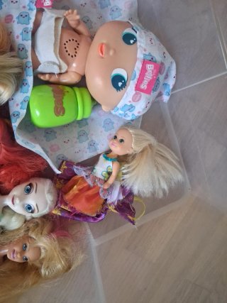Lote de muñecas y accesorios