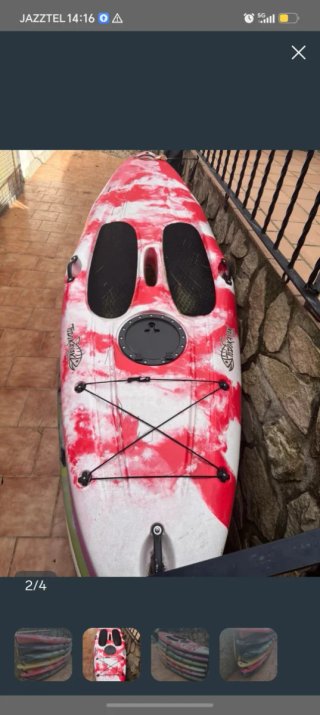Kayak rígido rojo y blanco