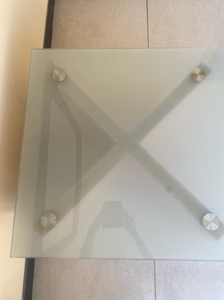 Mesa cristal 70x70 patas cruz deterioradas