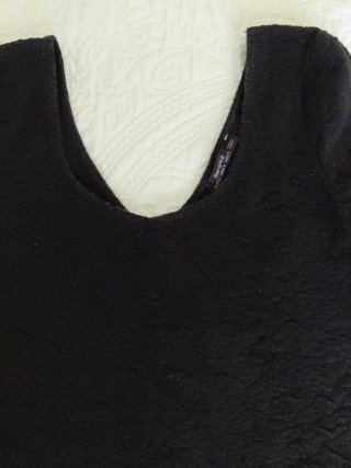 Camiseta negra escotada manga 3/4