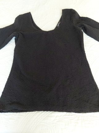 Camiseta negra escotada manga 3/4