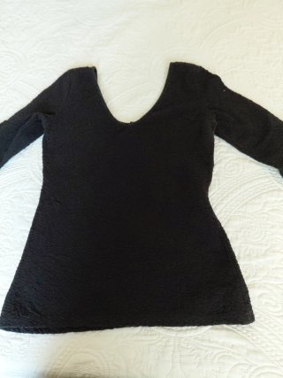 Camiseta negra escotada manga 3/4