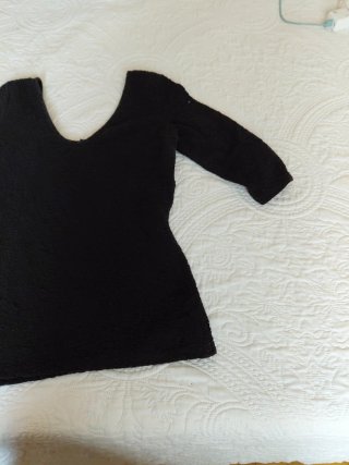 Camiseta negra escotada manga 3/4