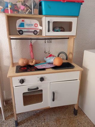 Cocina de madera y consulta veterinaria..Junto