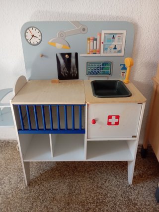Cocina de madera y consulta veterinaria..Junto