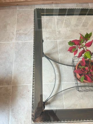 Mesa de forja negra matizada en dorado.Buen estado