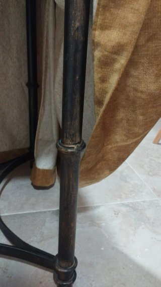 Mesa de forja negra matizada en dorado.Buen estado