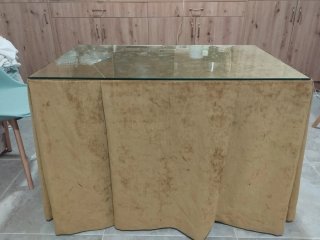 Mesa de forja negra matizada en dorado.Buen estado