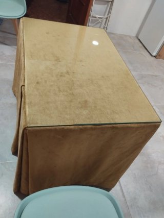 Mesa de forja negra matizada en dorado.Buen estado