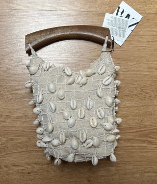 Bolso Zara conchas y asas de madera