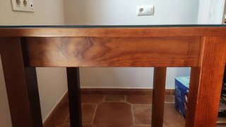Mesa de madera maciza con tapa de cristal