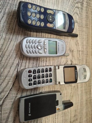 4 Móviles Vintage: Ericsson, Motorola, Trium