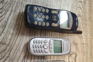 2 Móviles Vintage: Motorola, Trium