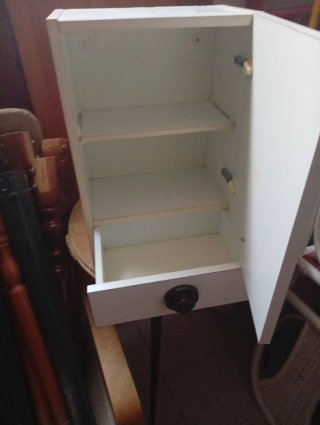 Mueble auxiliar blanco con cajones