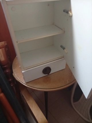Mueble auxiliar blanco con cajones