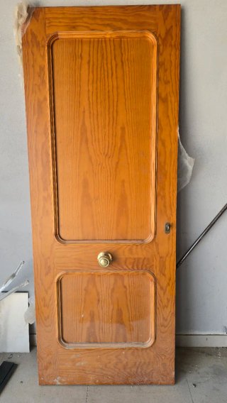 Puerta de madera entrada con pomo y cerradura