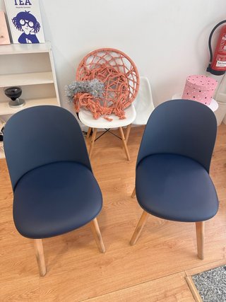 Sillas de oficina azul y marrón