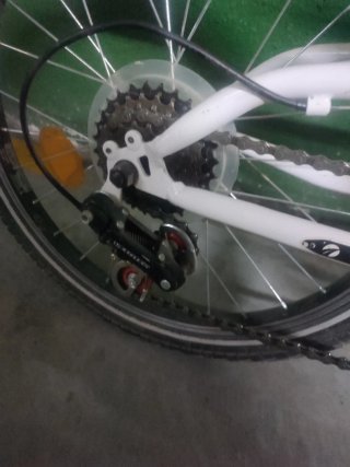 Bicicleta de montaña Avigo blanca