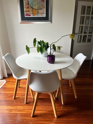 Mesa de comedor redonda blanca + 4 sillas