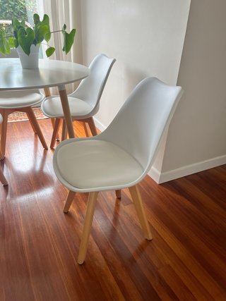 Mesa de comedor redonda blanca + 4 sillas