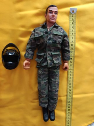 Muñeco Action Man militar con casco
