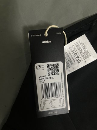 Top deportivo Adidas negro.