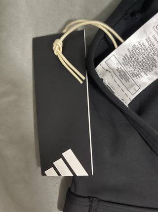 Top deportivo Adidas negro.