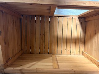 Caseta para perros Tkpet madera y tejado verde.