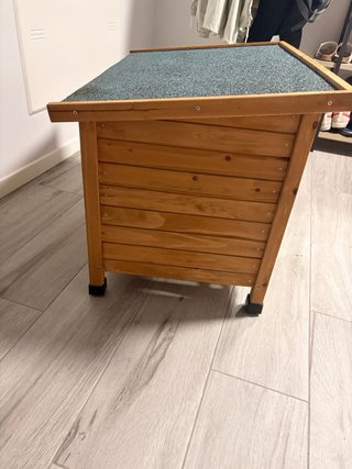 Caseta para perros Tkpet madera y tejado verde.