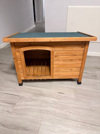 Caseta para perros Tkpet madera y tejado verde.