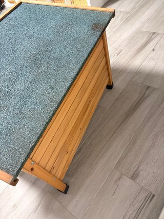 Caseta para perros Tkpet madera y tejado verde.