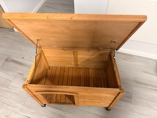 Caseta para perros Tkpet madera y tejado verde.