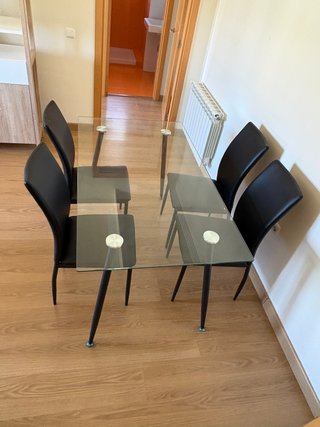 Mesa cristal 4 sillas negras