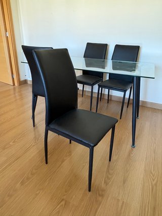 Mesa cristal 4 sillas negras