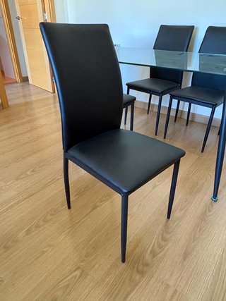 Mesa cristal 4 sillas negras
