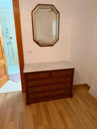 Cómoda de madera con espejo