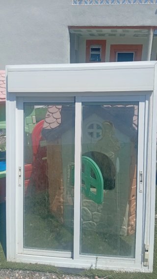 Ventana aluminio doble cristal con persiana
