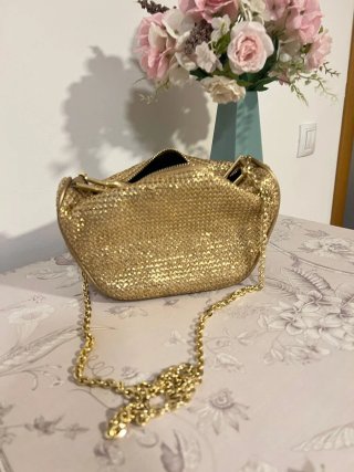 Bolso de fiesta dorado con cadena