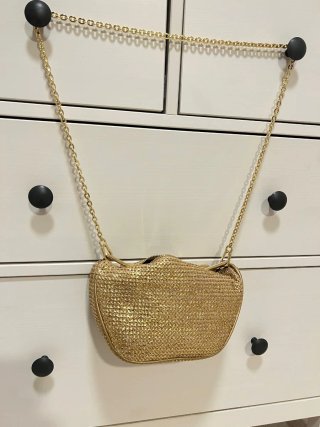 Bolso de fiesta dorado con cadena