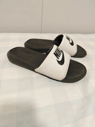 Chanclas Nike Negras y Blancas