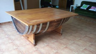 Mesa grande de barrica de vino.