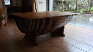 Mesa grande de barrica de vino.