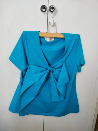 Camiseta azul con lazo