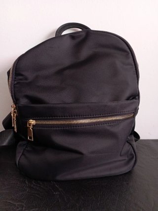 Mochila negra con cremalleras doradas